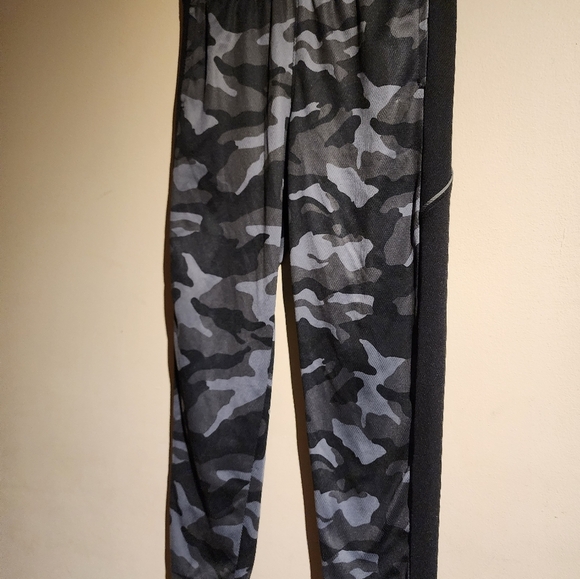 NWOT Boys  Camouflage Sweat pants - Picture 3 of 7